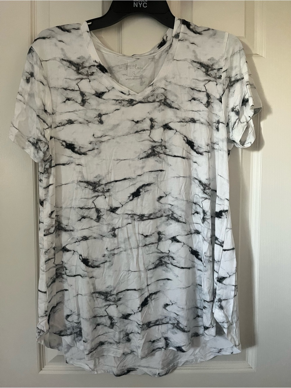 grace & lace women’s white and black v-neck marble print tee